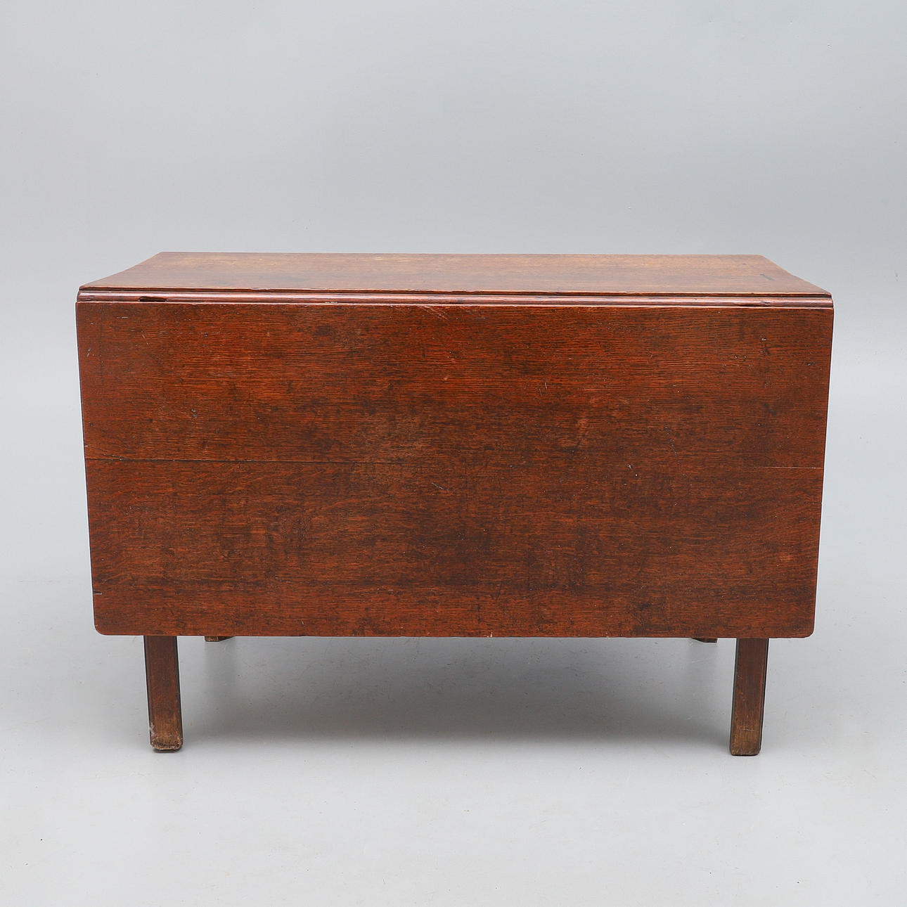 EIN GEORGE III ESSTISCH AUS EICHE.