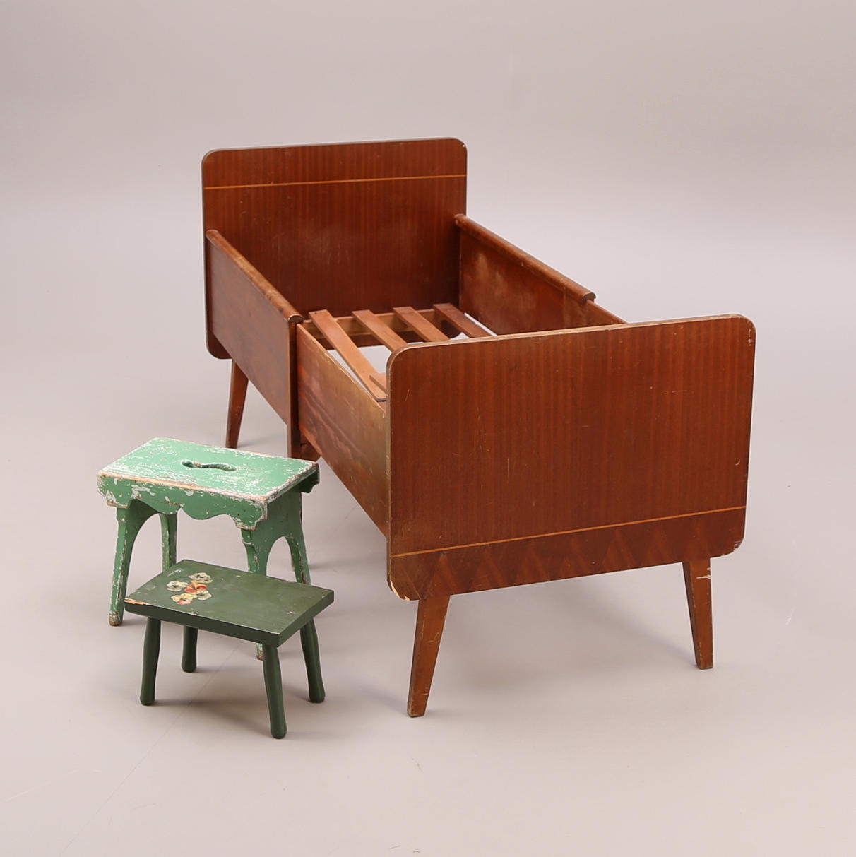 BARNSÄNG, samt PALLAR, 2 st, 1900-talets första hälft.