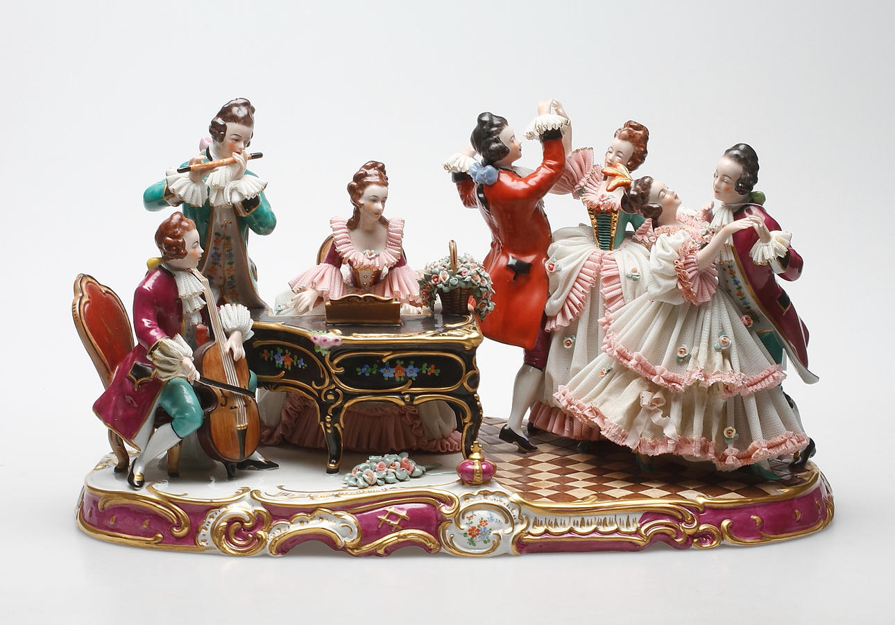FIGURINGRUPP, porslin, rokokostil, F. Wessel, Tyskland, 1900-talets mitt.