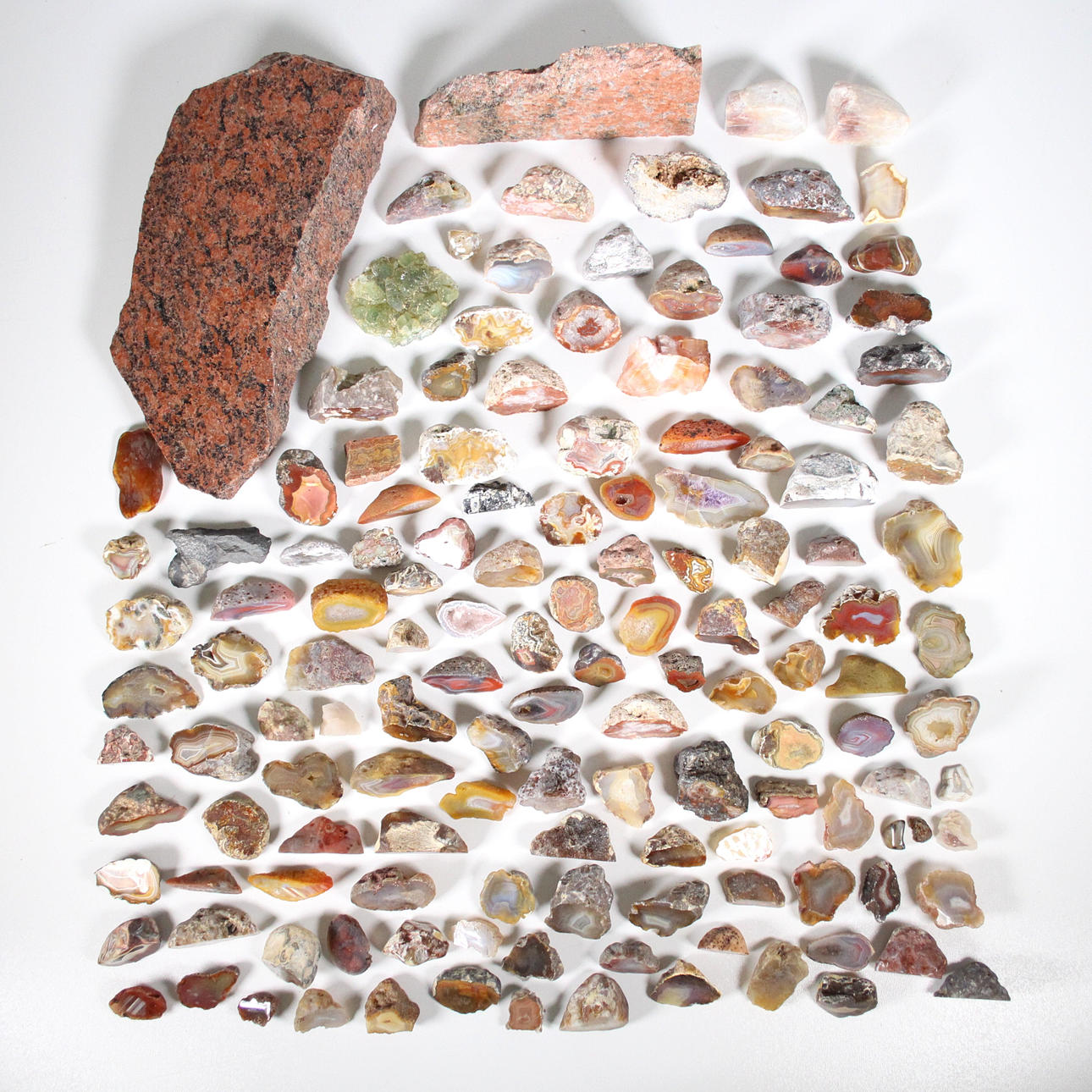 En samling av olika mineraler (ca. 136).