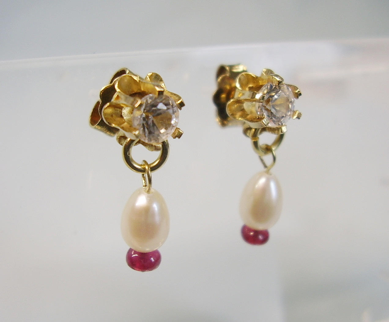 OHRSTECKER WEISSE SAPHIRE - RUBINE - FLUSSPERLEN.