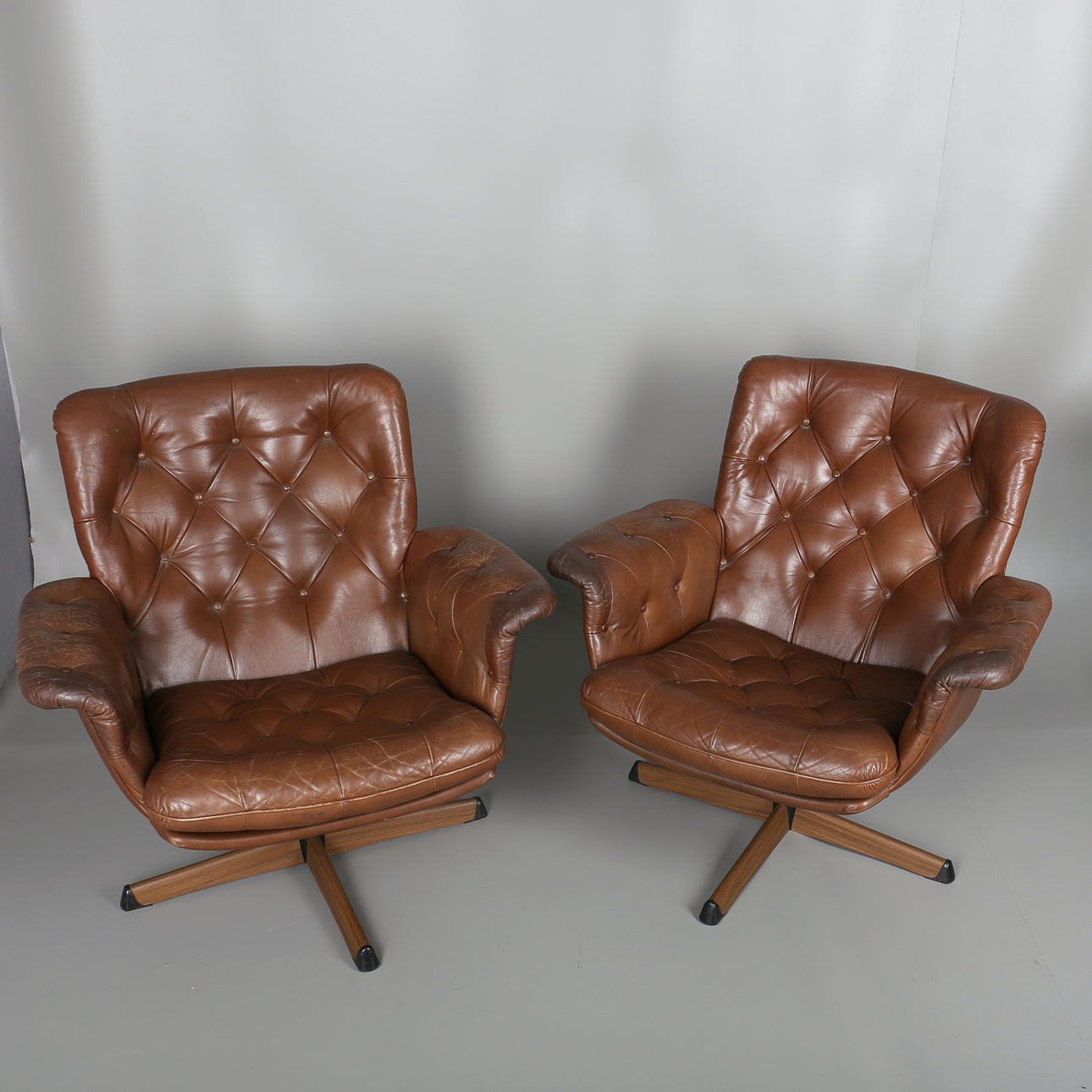 FOTÖLJER i skinn. Ett par. Snurrmodell. G Möbel. 1960-tal.