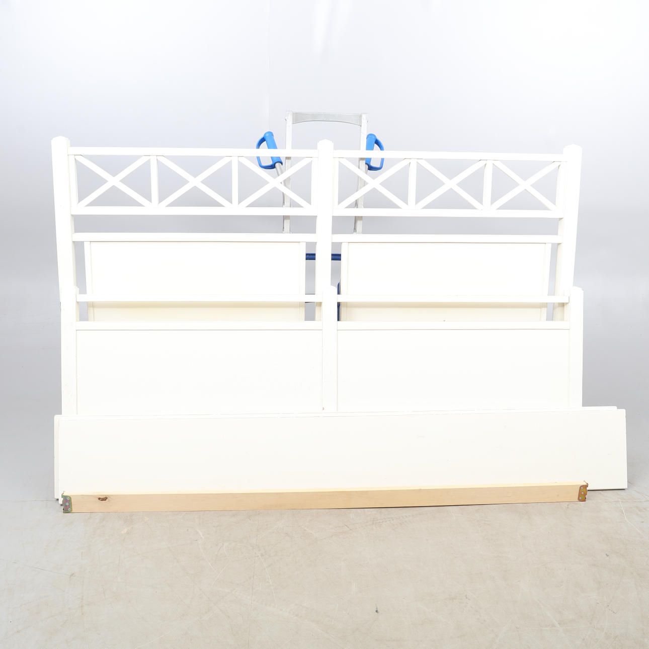 SÄNGRAM, "Wilma" fabrikat Mio Möbler, samtida.