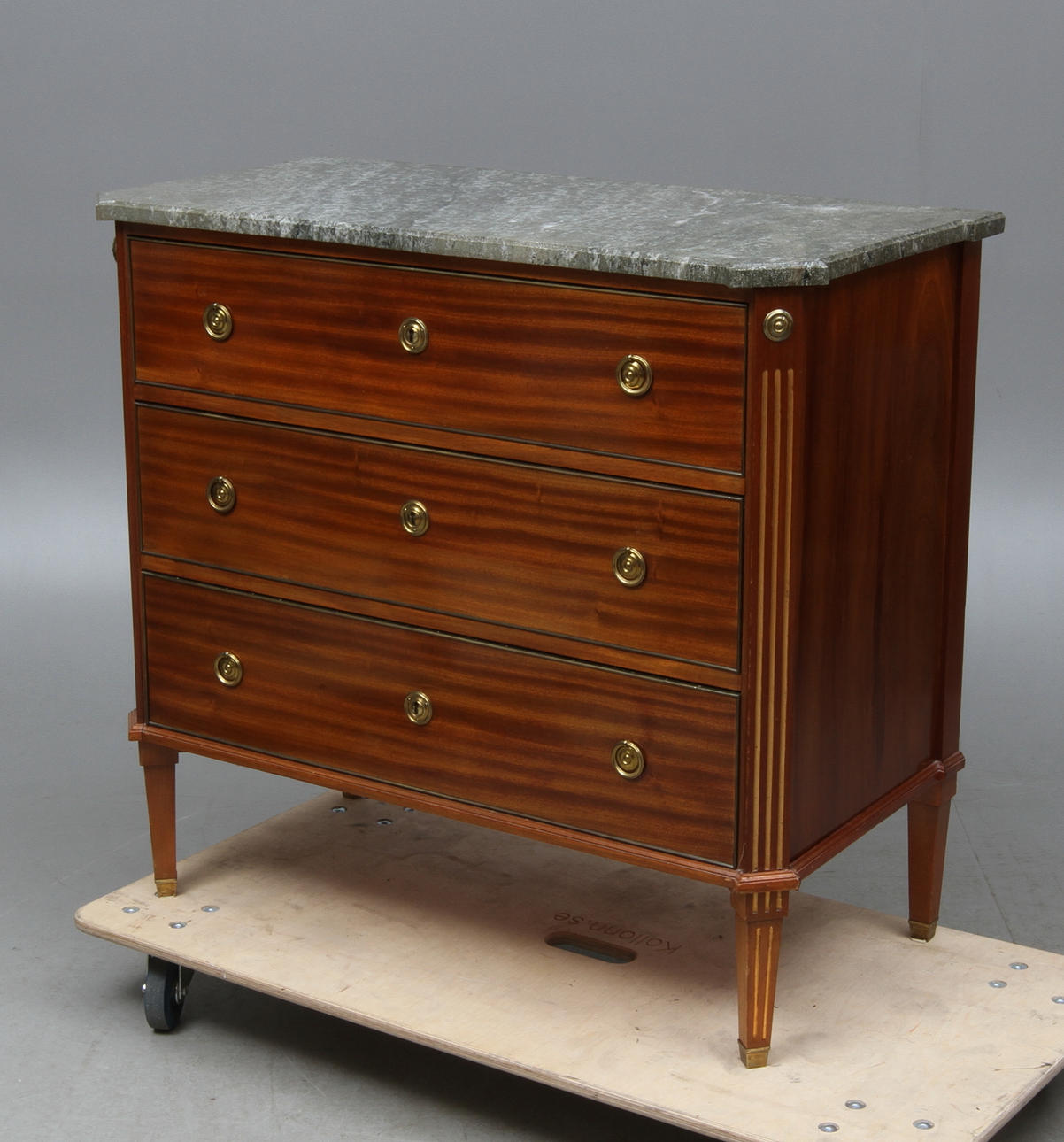 BYRÅ, gustavianskt stil, 1900-talets första hälft.