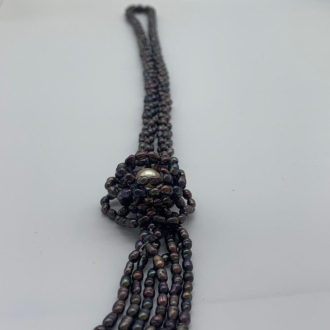 SVART PÄRLHALSBAND.