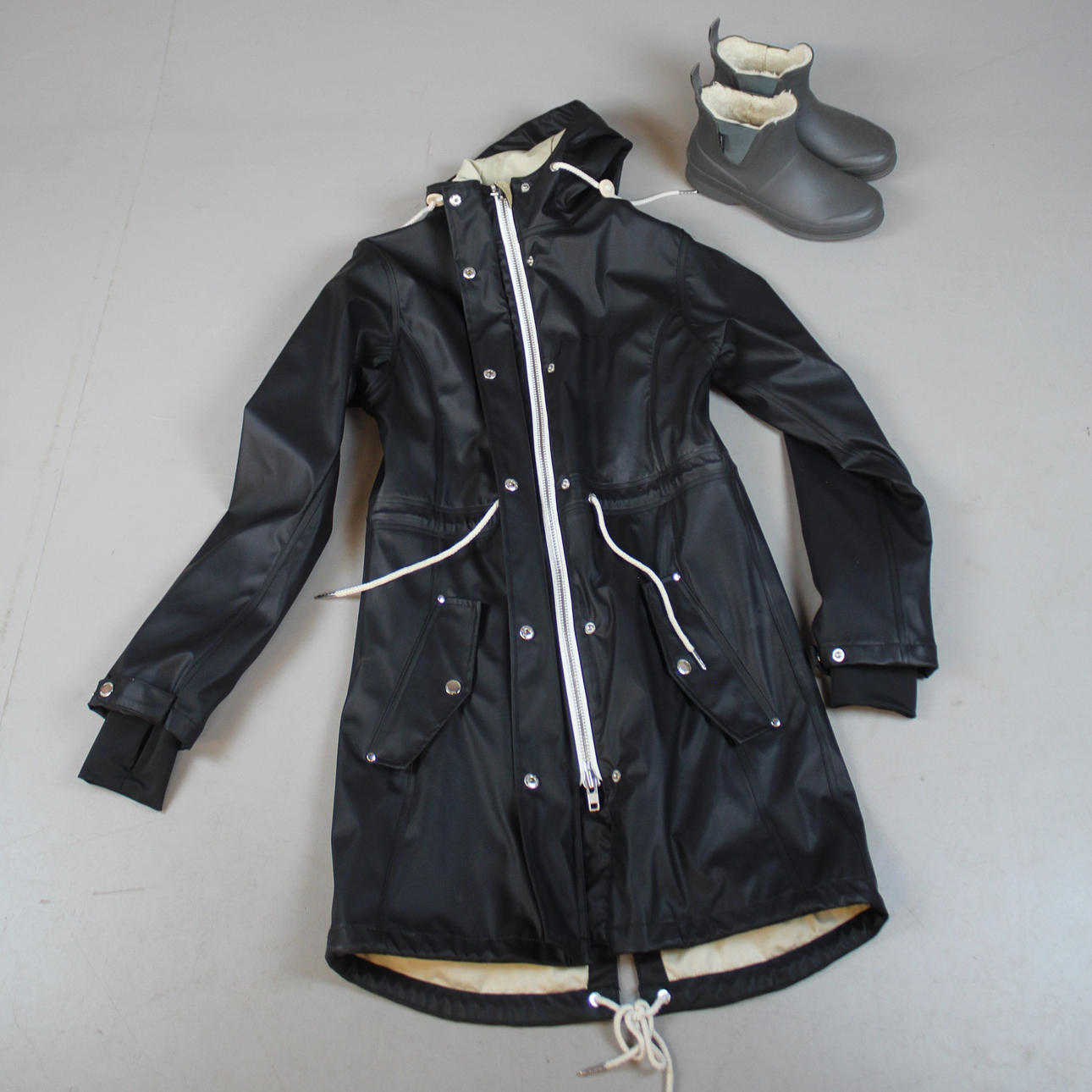 REGNKAPPA samt REGNSTÖVLAR Tretorn.