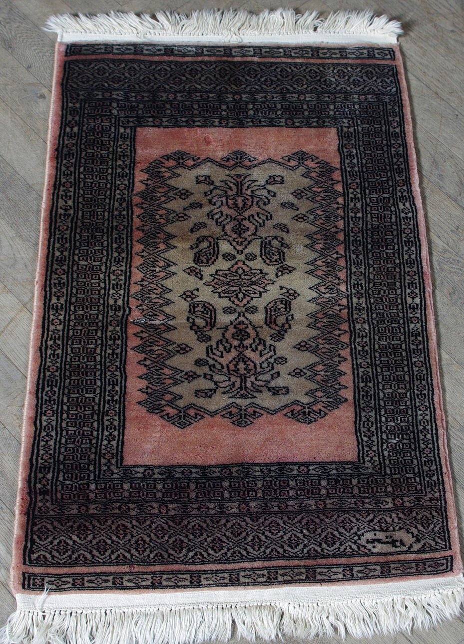 ORIENTMATTA, Pakistan, signerad, 95 x 59 cm.