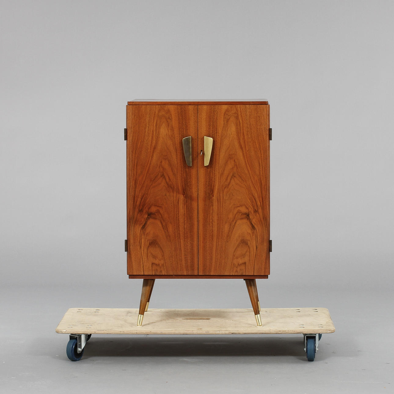 BARSKÅP, omgjord TV-skåp Blaupunkt.