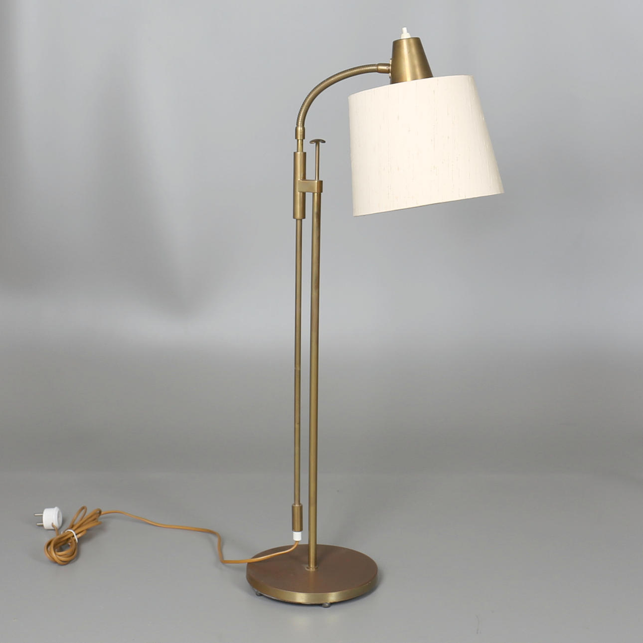 GOLVARMATUR i mässing. Falkenbergs belysning. 1900-talets andra hälft.