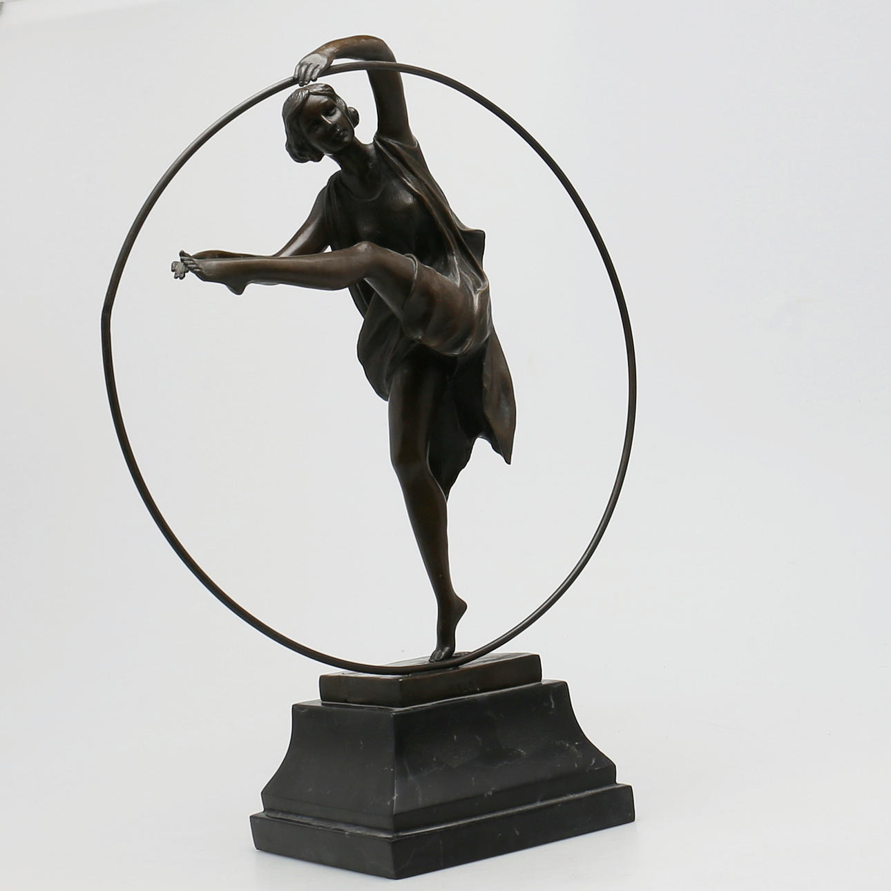 ARMAND GODARD. EFTER. Gymnast med ring. Brons. Signerad Godard.