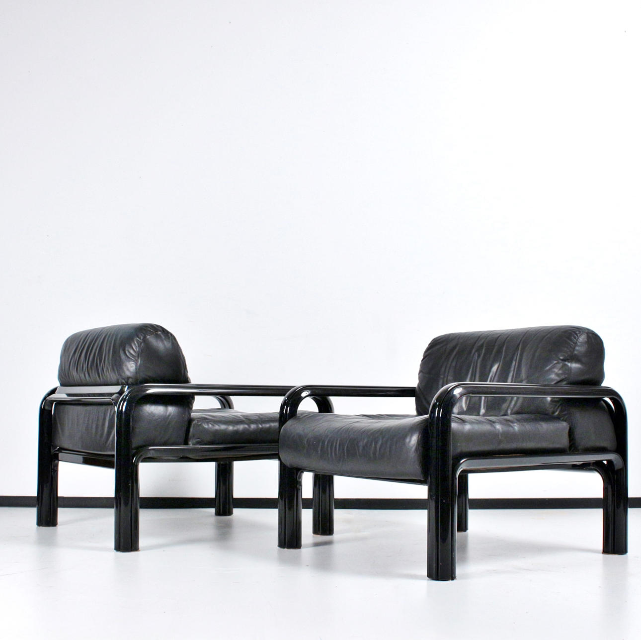 GAE AULENTI (1927-2012). Pair of lounge chairs model 