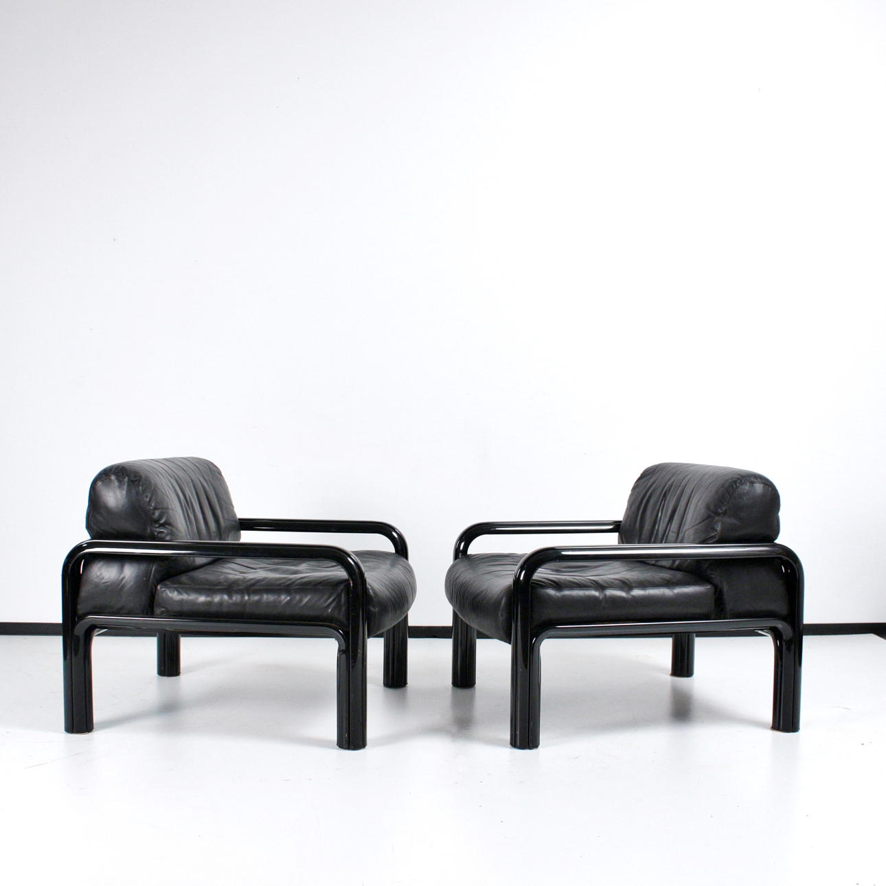 GAE AULENTI (1927-2012). Pair of lounge chairs model 