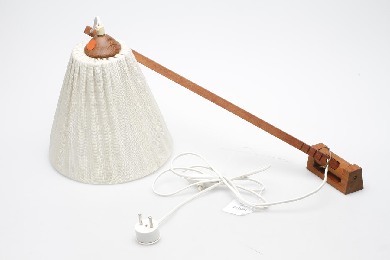 VÄGGLAMPA, teak, 1950-tal.