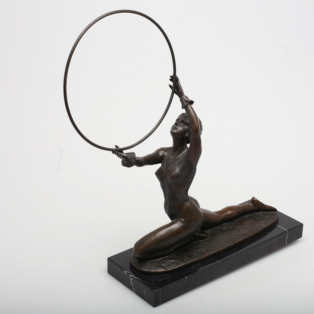 FERDINAND PREISS. EFTER. Sittande gymnast med ring i brons. Signerad J Preiss.