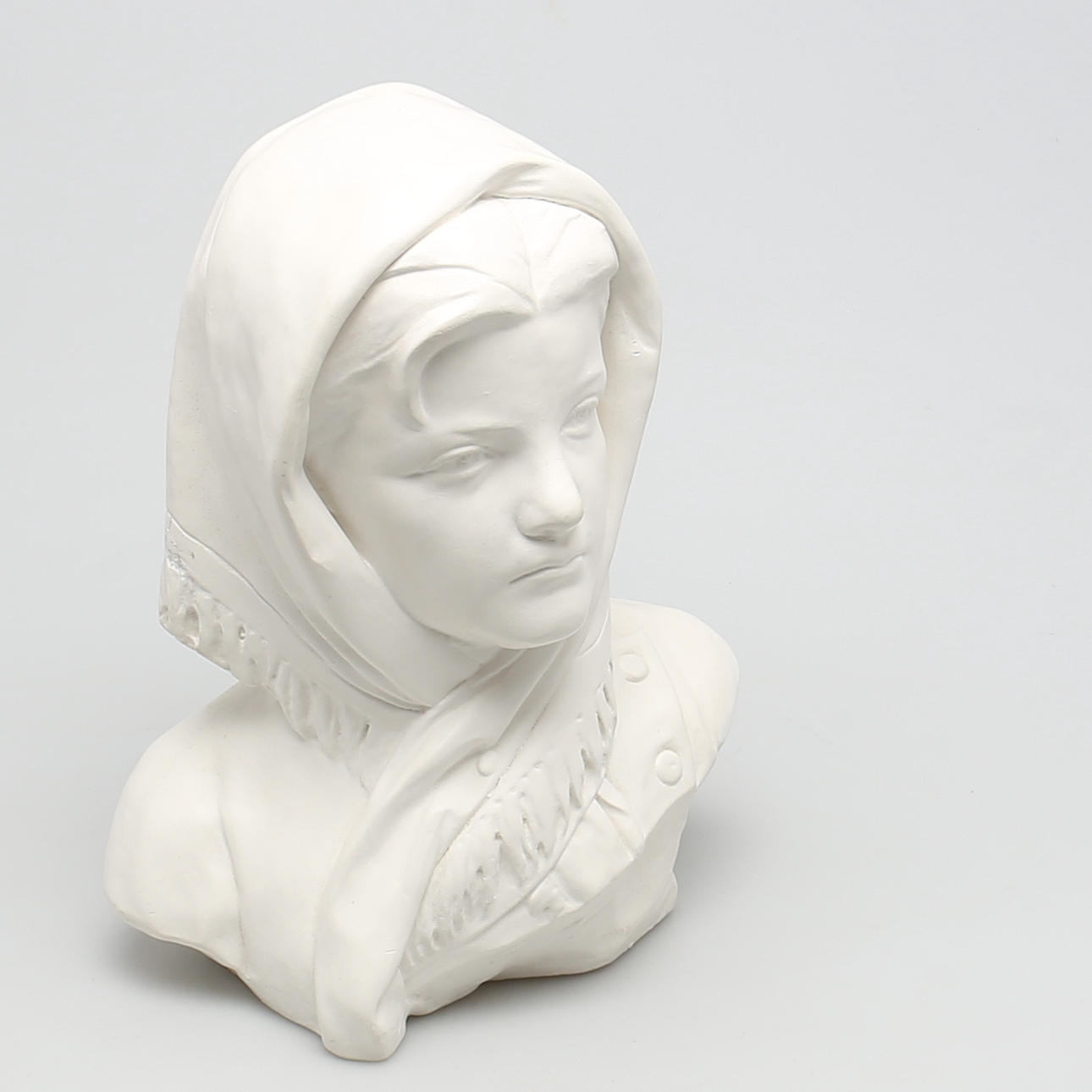 OIDENTIFIERAD KONSTNÄR. KVINNOBYST i gips, 1900-talets mitt. Osignerad.