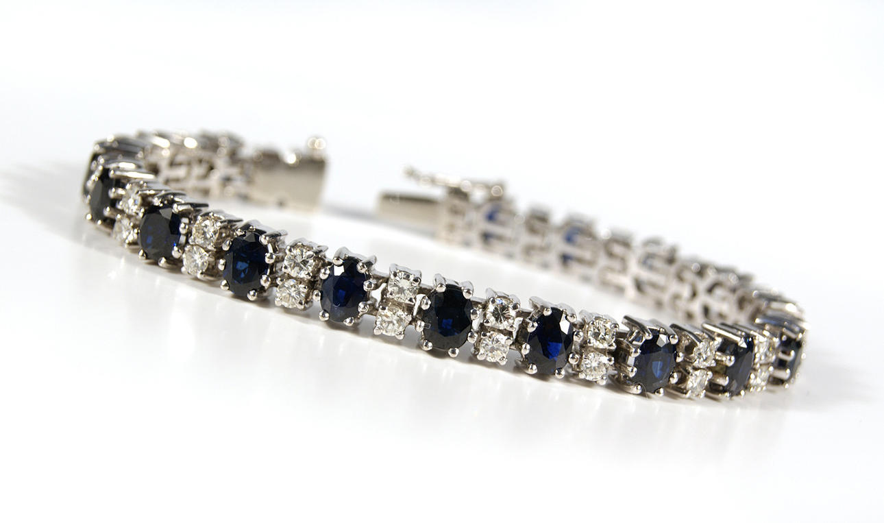 ARMBAND 585 vitguld med 18 safirer ca. 15 ct, 36 briljantslipade diamanter ca. 2,5 ct, ca. 26,8 g.
