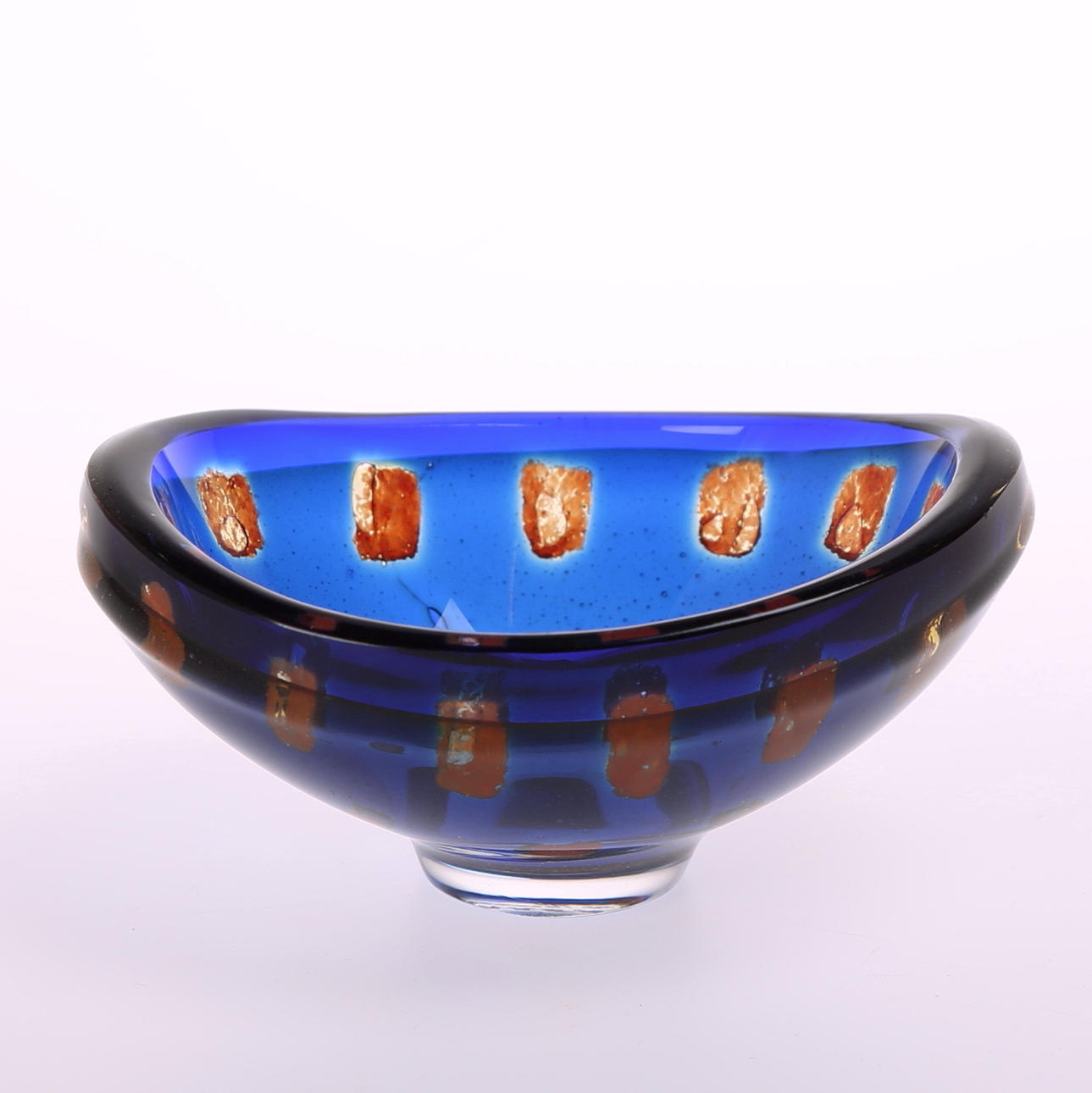 SVEN PALMQVIST. Skål, Oval, blå och rödorange, signerad ORREFORS, Ravenna, Nr 3710, Sven Palmqvist.