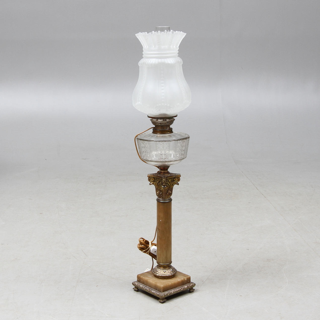 BORDSLAMPA, Kolonnformad, omkring sekelskiftet 1900.