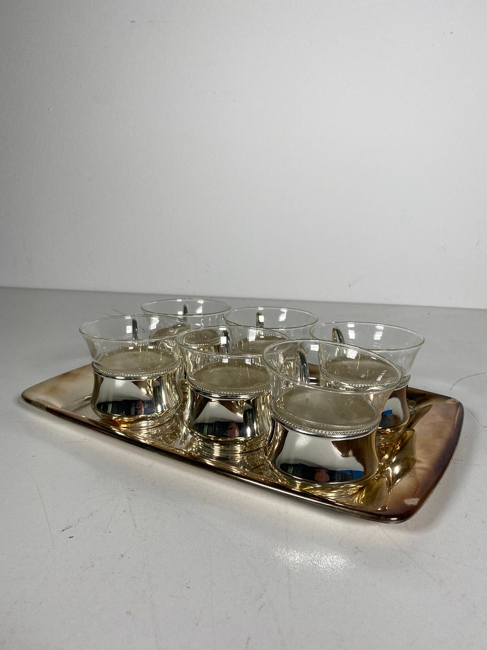 Teegläser mit Tablett.