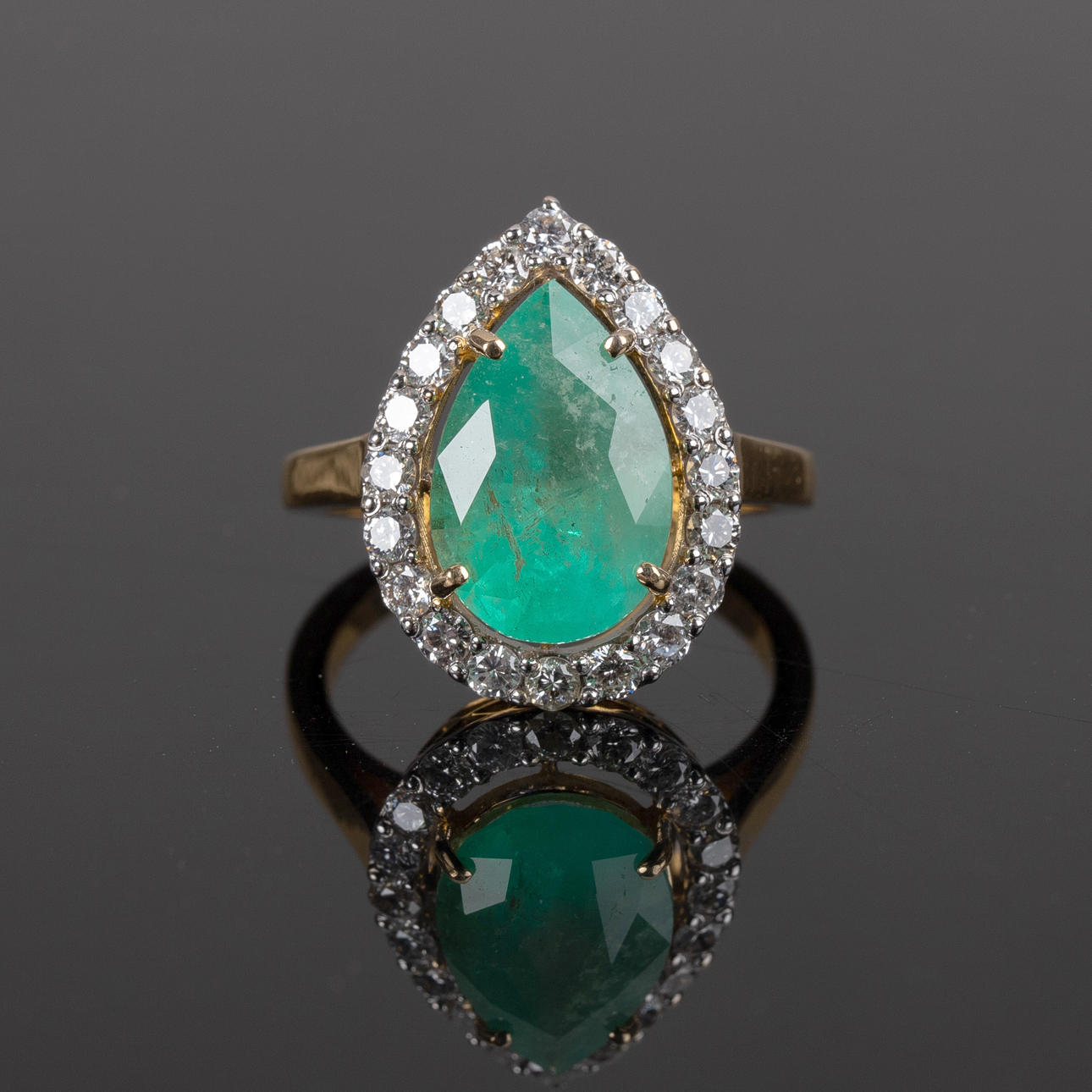 smaragd ring med diamanter.