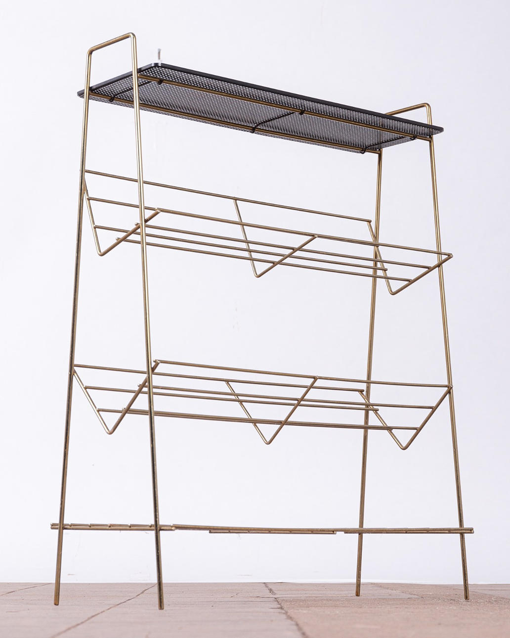 Bücherregal, Messing, Lochblech, 1950er Jahre.