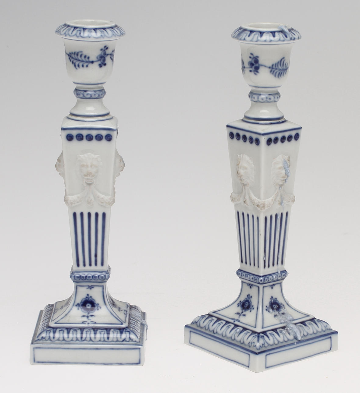 LJUSSTAKAR, ett par, porslin, "Musselmalet", Royal Copenhagen, 1900-talets andra hälft.