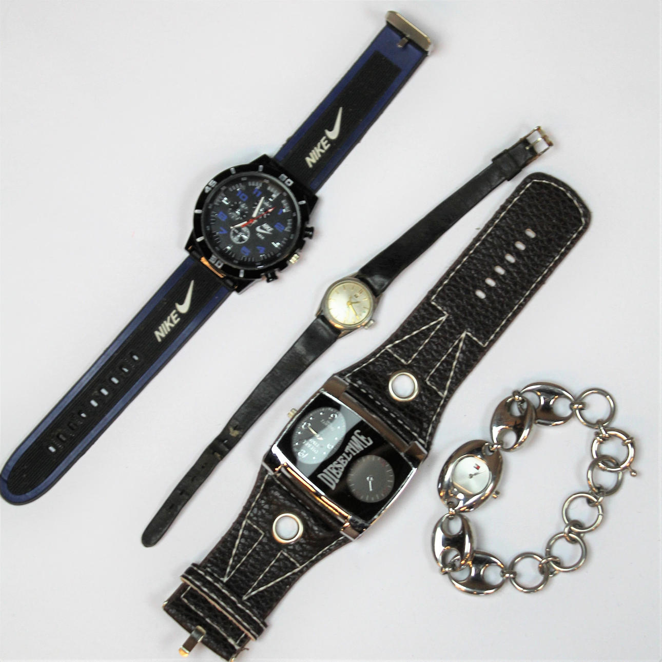 BRACELET WATCH 4 pieces.