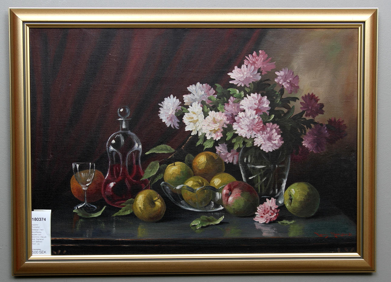 HARRY THOMSE. Stilleben med kluckflaska, äpplen och blommor. Olja på duk. Signerad och daterad 1931.