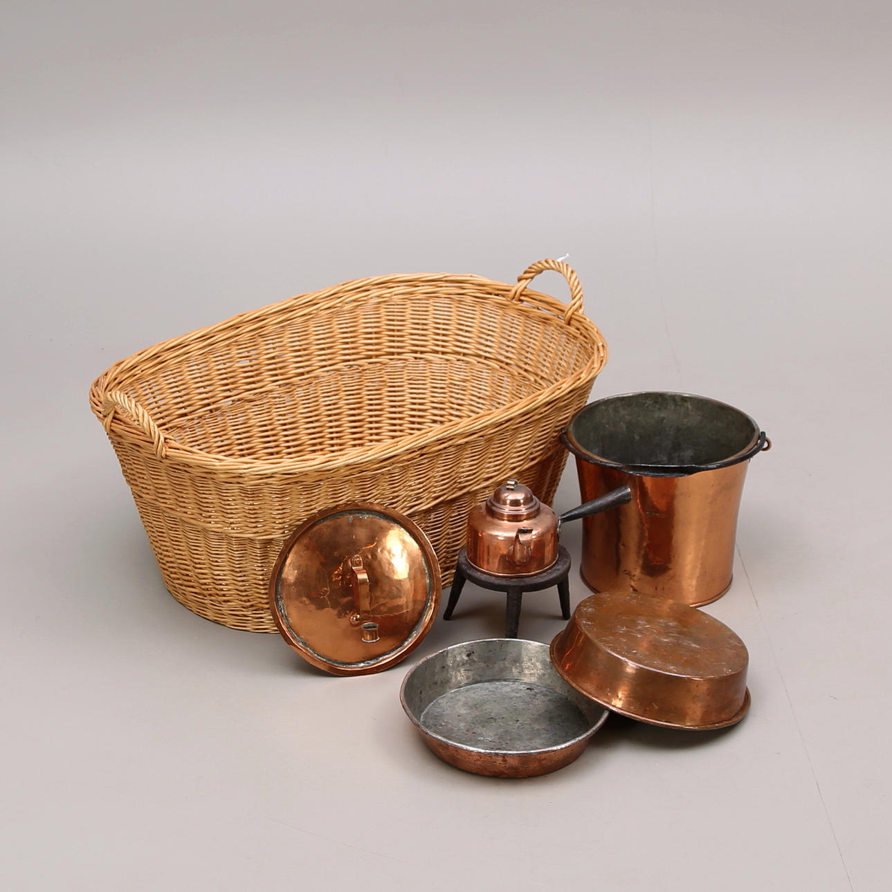 KOPPARFÖREMÅL, 5 st, samt TVÄTTKORG, rotting.