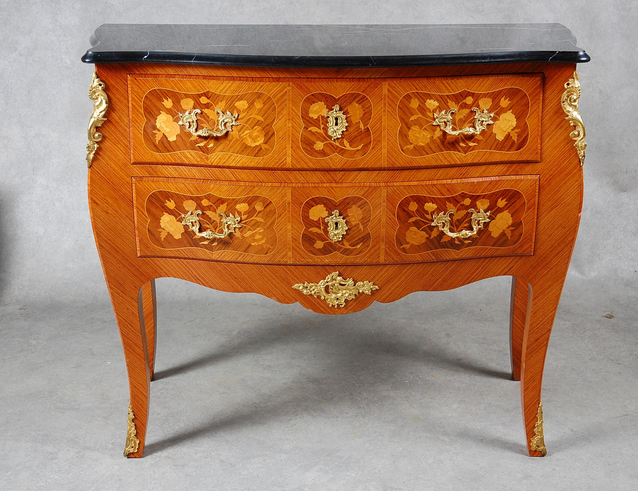 BYRÅ, rokokostil, 1900-tal.