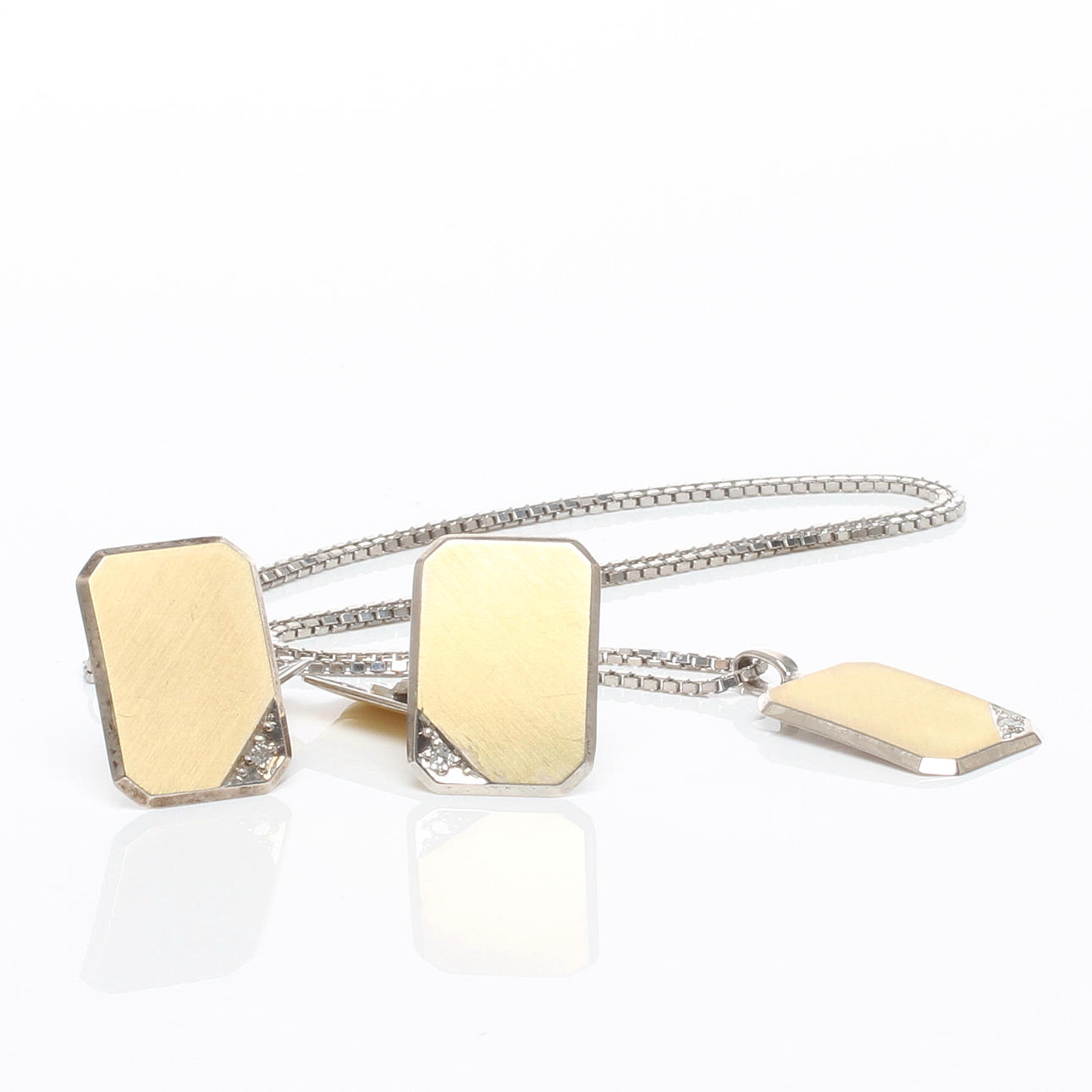 MANSCHETTKNAPPAR 1 par samt HÄNGE med kedja, silver, delvist förgyllt med diamanter, svensk import, 1900-talets andra hälft.