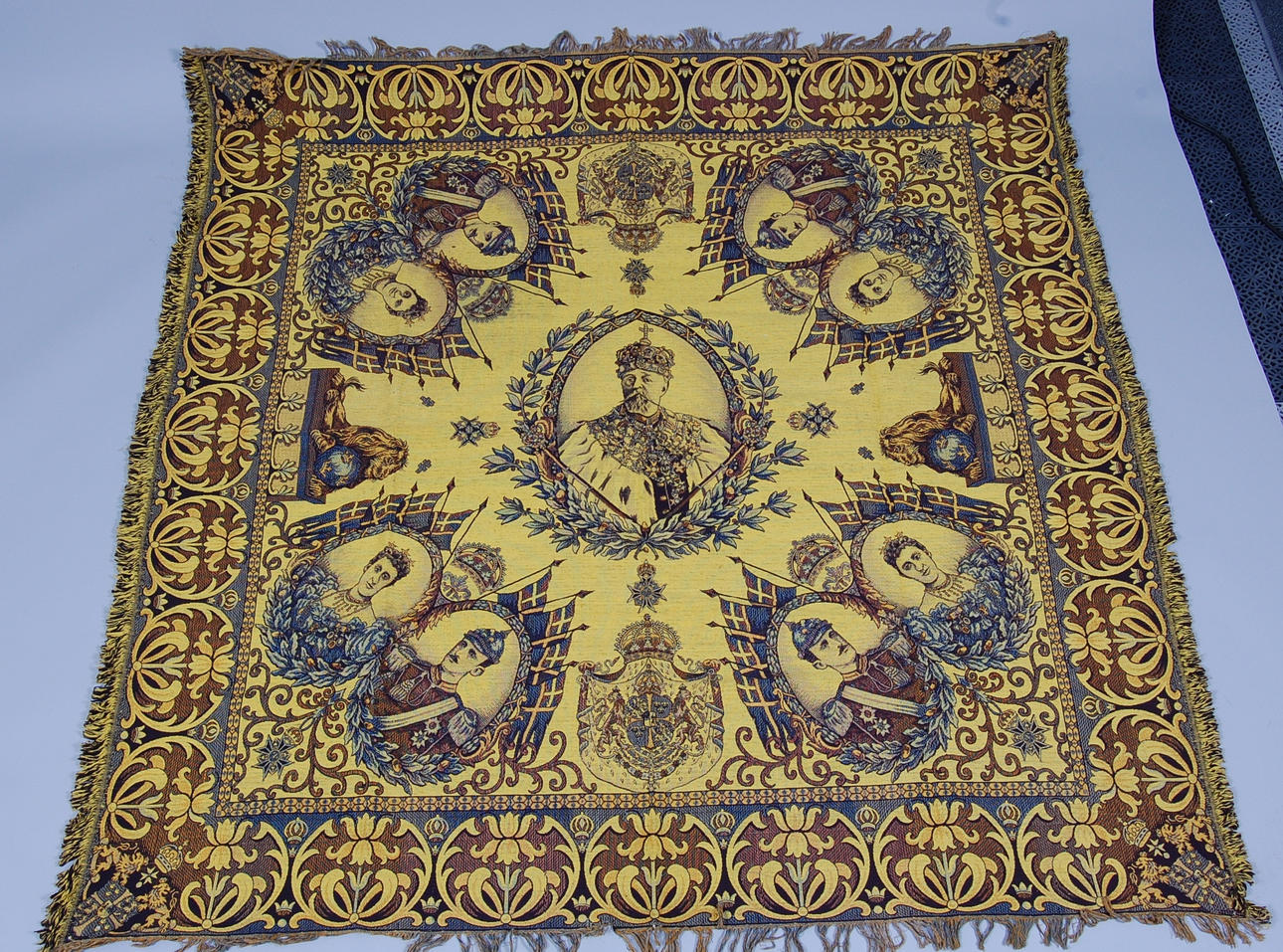 FLYGELDUK , 1800- tal, med motiv av Oscar ll, och kungafamiljen.