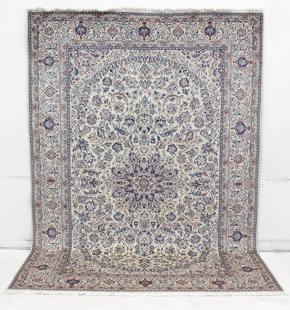 MATTA, Orientalisk, Nain med silkesinslag, 318 x 223 cm.