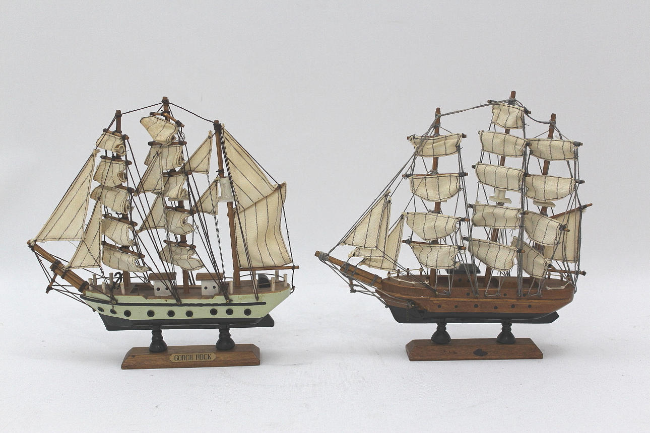 MODELLBÅTAR 2 stycken, en Gorch Fock.