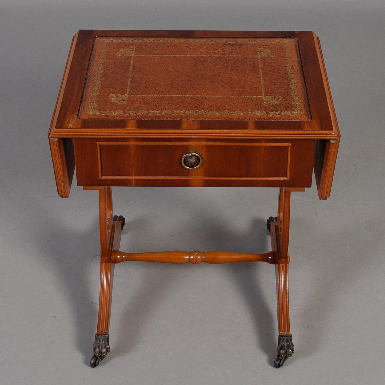 BEISTELLTISCH. Englisch, stil.