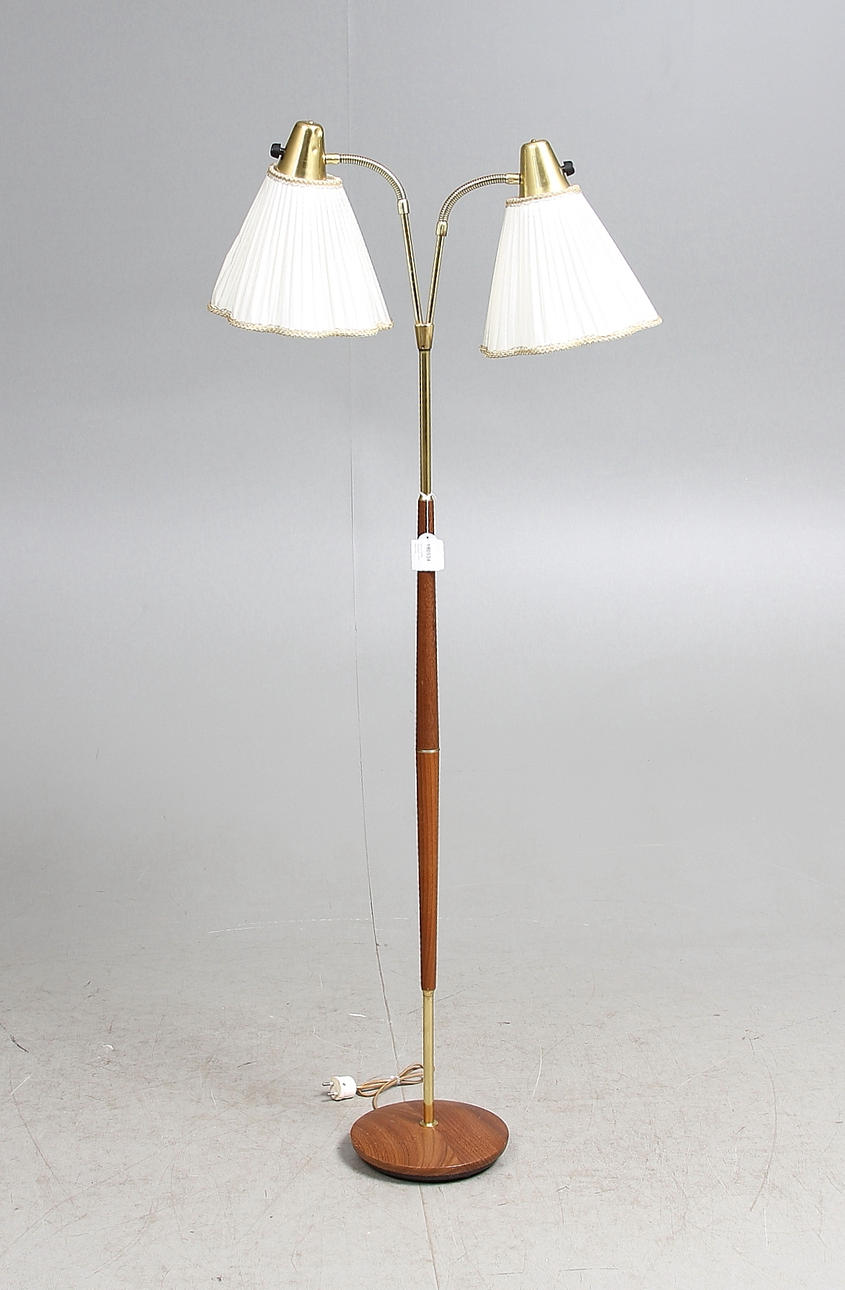 GOLVLAMPA, tvåarmad, 1900-talets mitt.