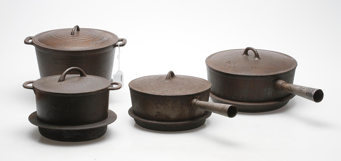 GRYTOR med LOCK, 4 st, gjutjärn bland annat Näfveqvarn och Norrahammar.