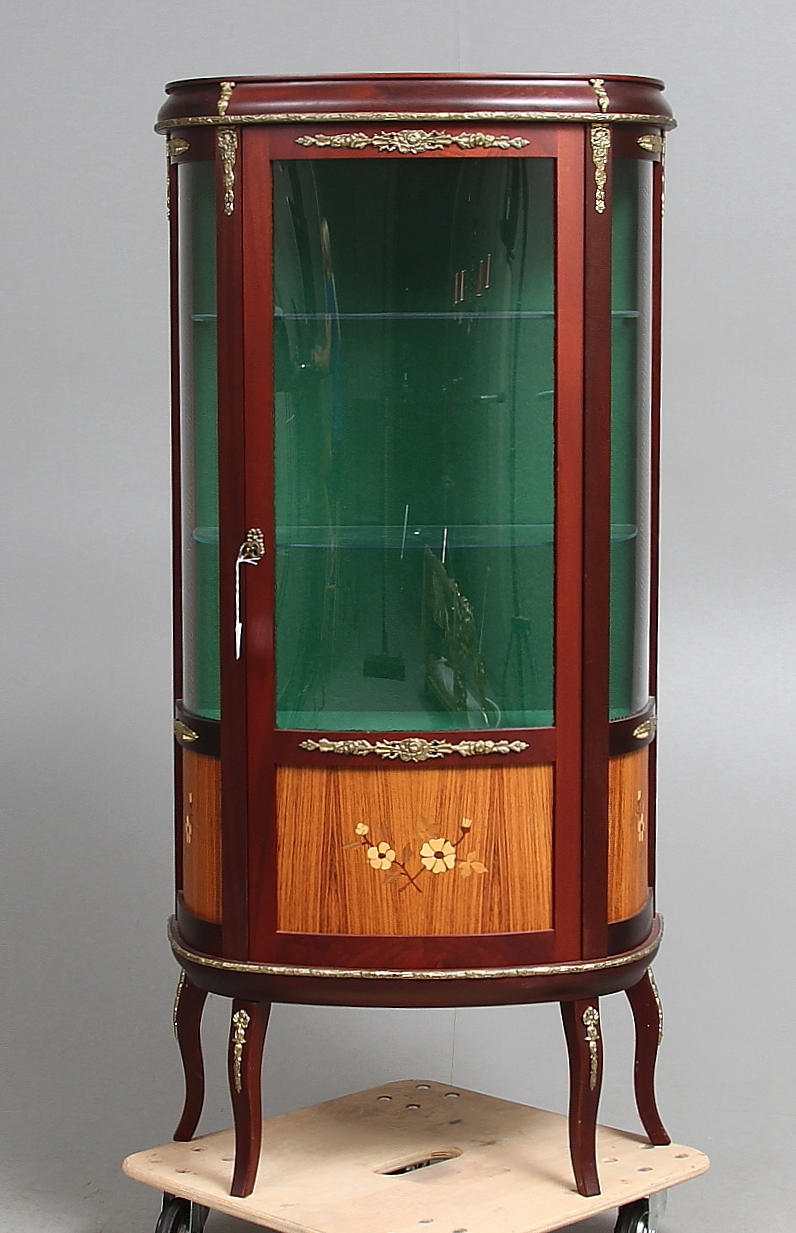 VITRINSKÅP, rokokostil, 1900-talets andra hälft.