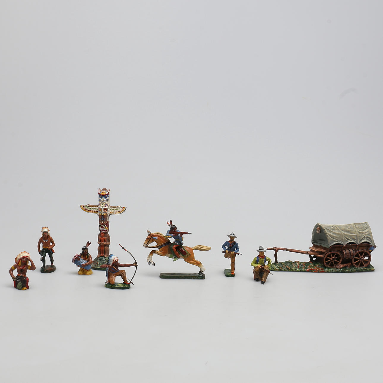 LEKSAKER i elastolin. 9 st. Cowboys och indianer. Tyskland. 1940/50-tal.