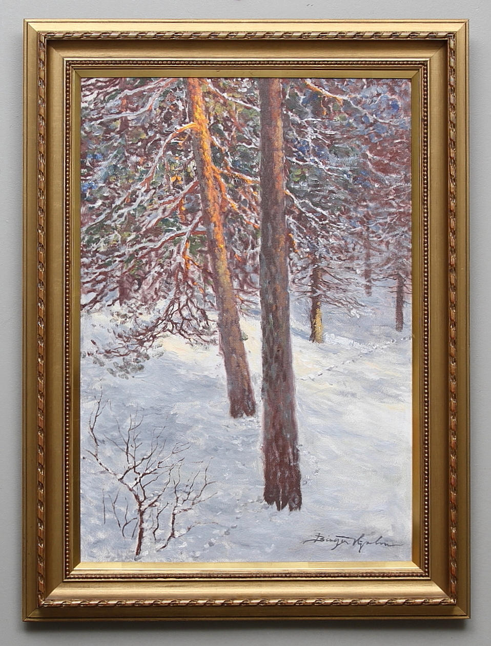 BIRGER HJELM. Solbelysta tallar i vintermiljö. Olja på pannå. Signerad Birger Hjelm.
