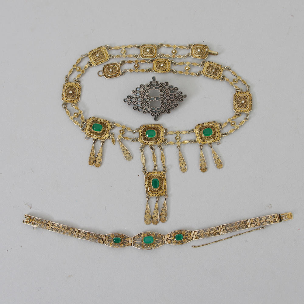 COLLIER, ARMBAND SAMT BROSCH, silver med stenar.