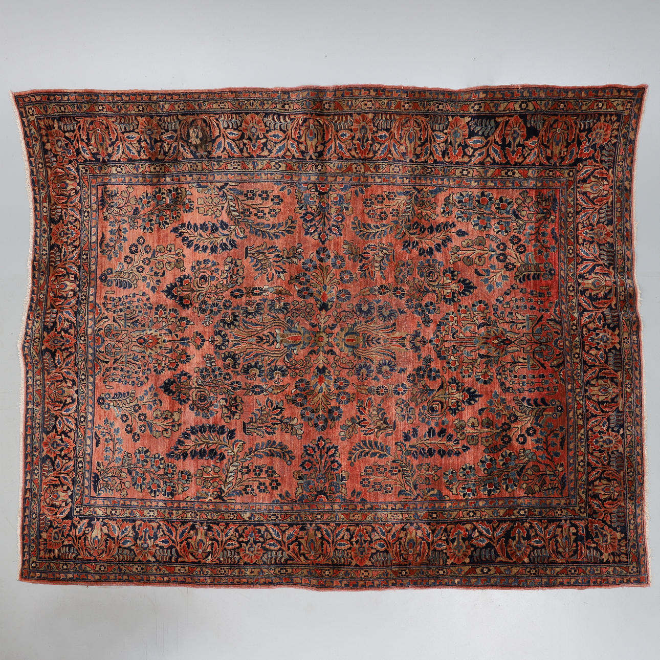 A PERSIAN 'AMERICAN' SAROUK SMALL CARPET.