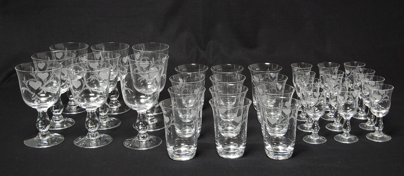 GLASSERVIS, 33 delar, Fyrklövern, nyskick.