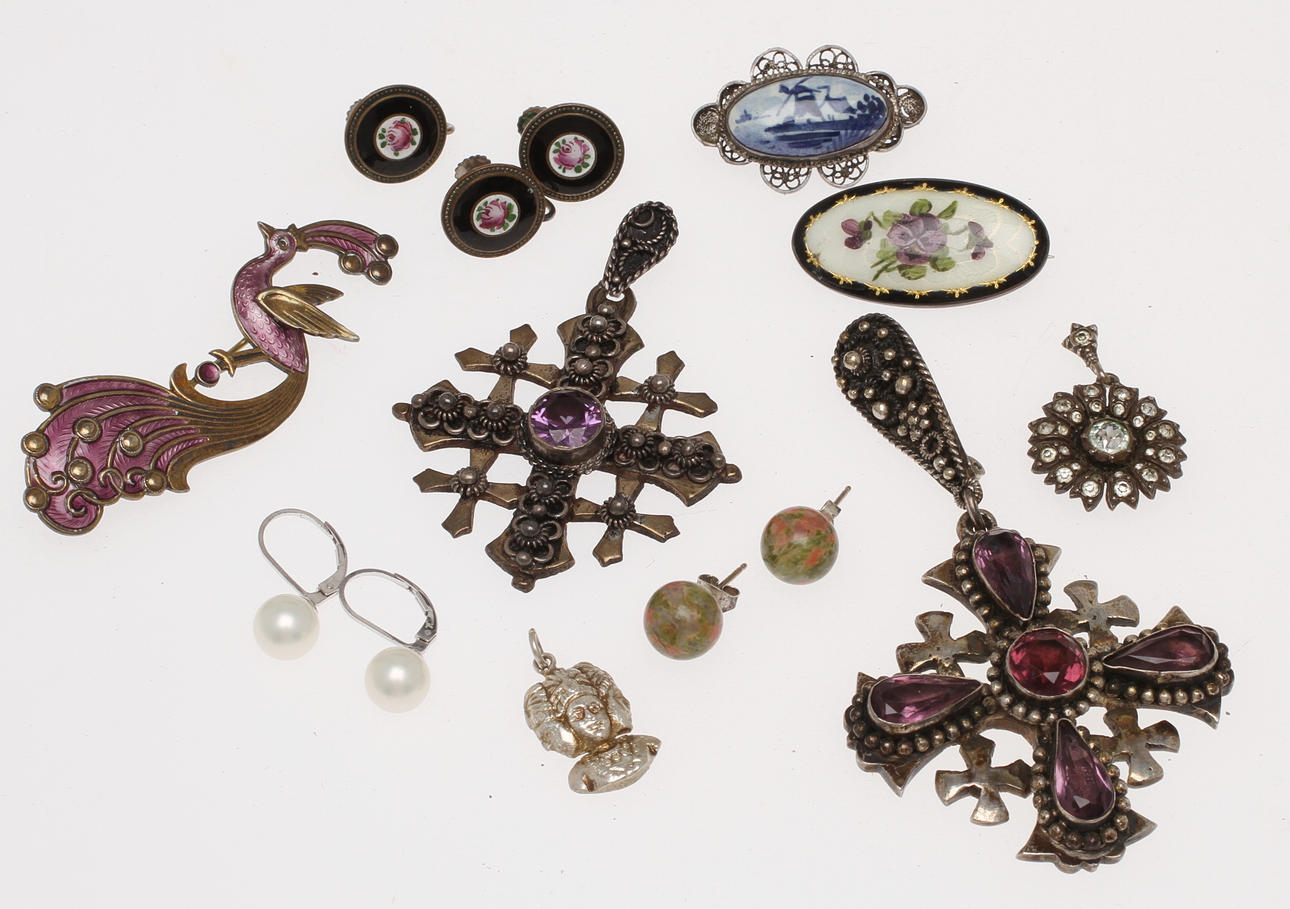 SMYCKEN, silver, 12 delar, bland annat hängen i form av kors och brosch i form av påfågel. 1900-tal.