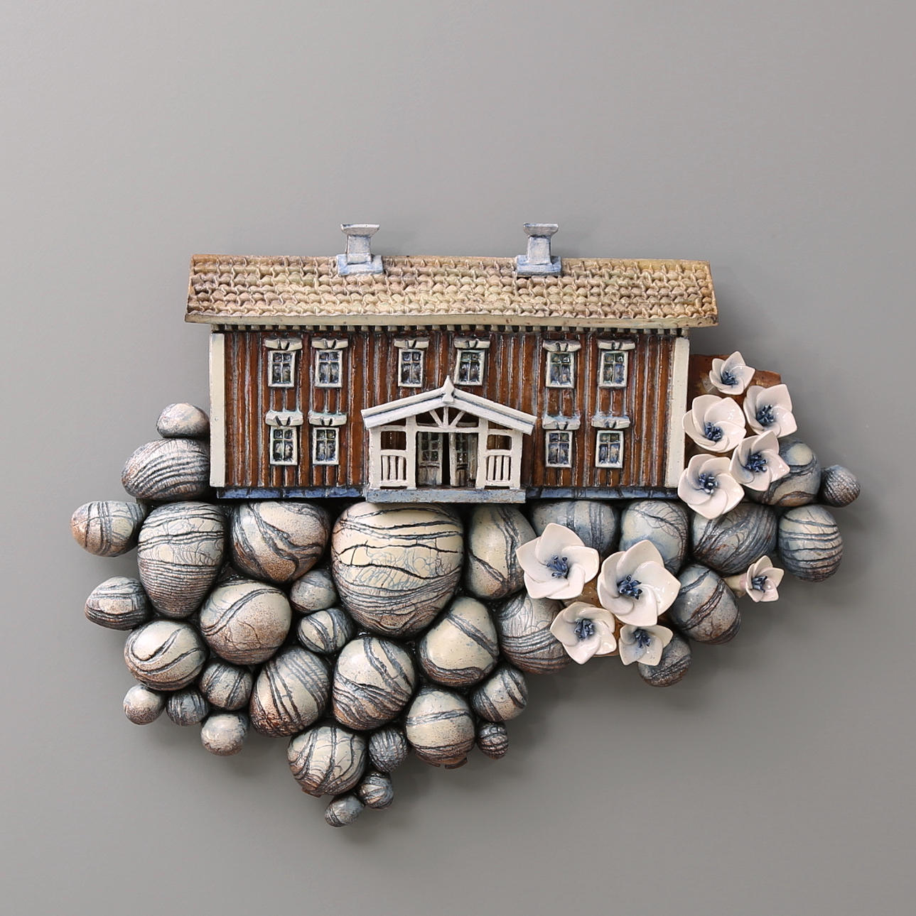 MAGNUS JOHANSSON. Keramiktavla, "Smålandsgård" daterad 1996.