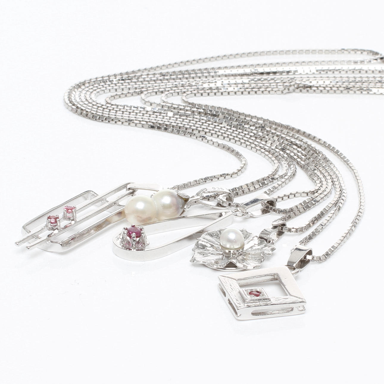 HALSSMYCKEN, 5 delar, silver med röda stenar samt odlade pärlor, 1900-talets andra hälft.
