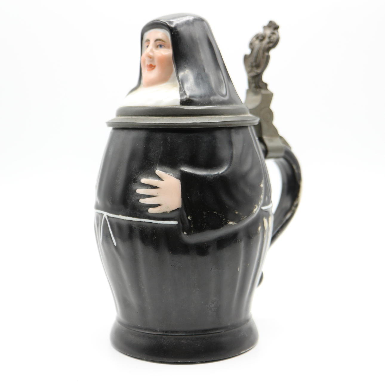 BIERKRUG IN NONNENFORM VON 1910.