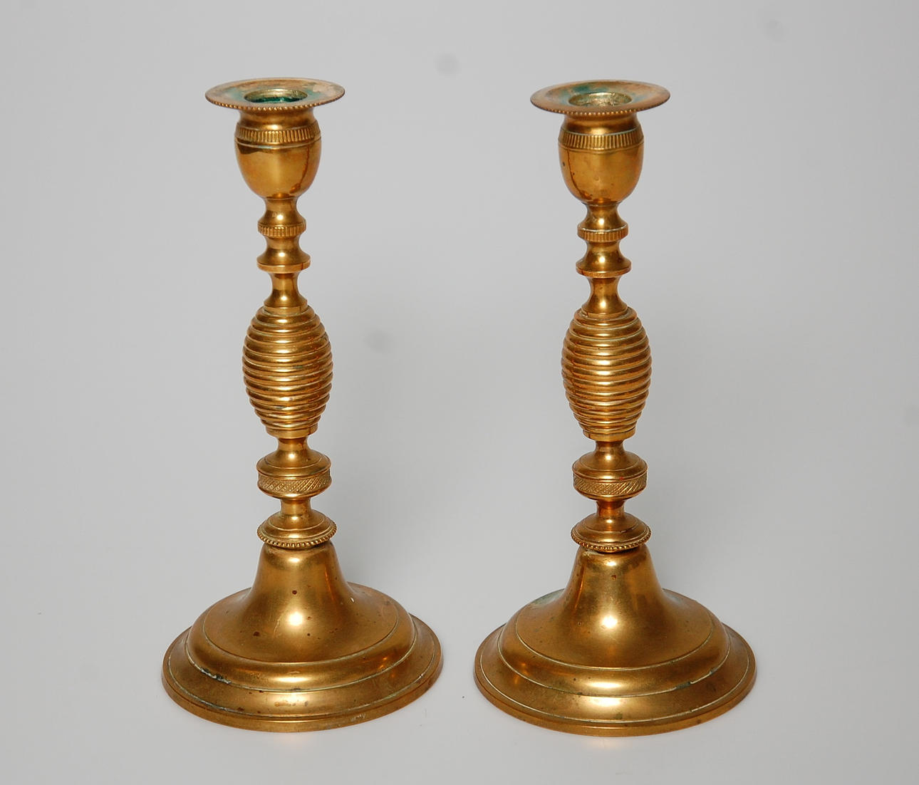 LJUSSTAKAR, 1 par, malm, märkta, nr: 75 Karl Keiser & Co Vesterås, 1900-talets början.