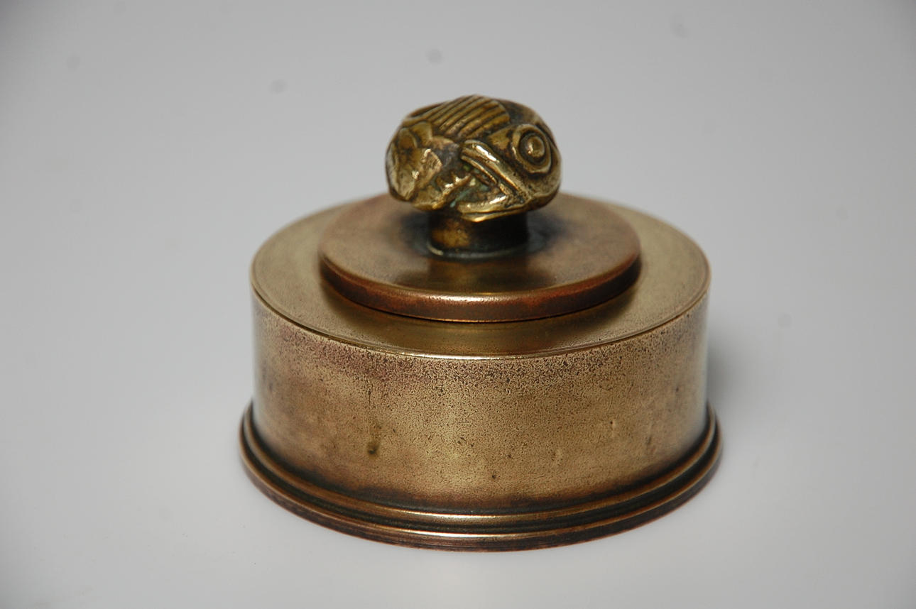 LOCKDOSA, brons, stämplad H B ( Hans Borgström ) Ystad Brons, 1930-tal.