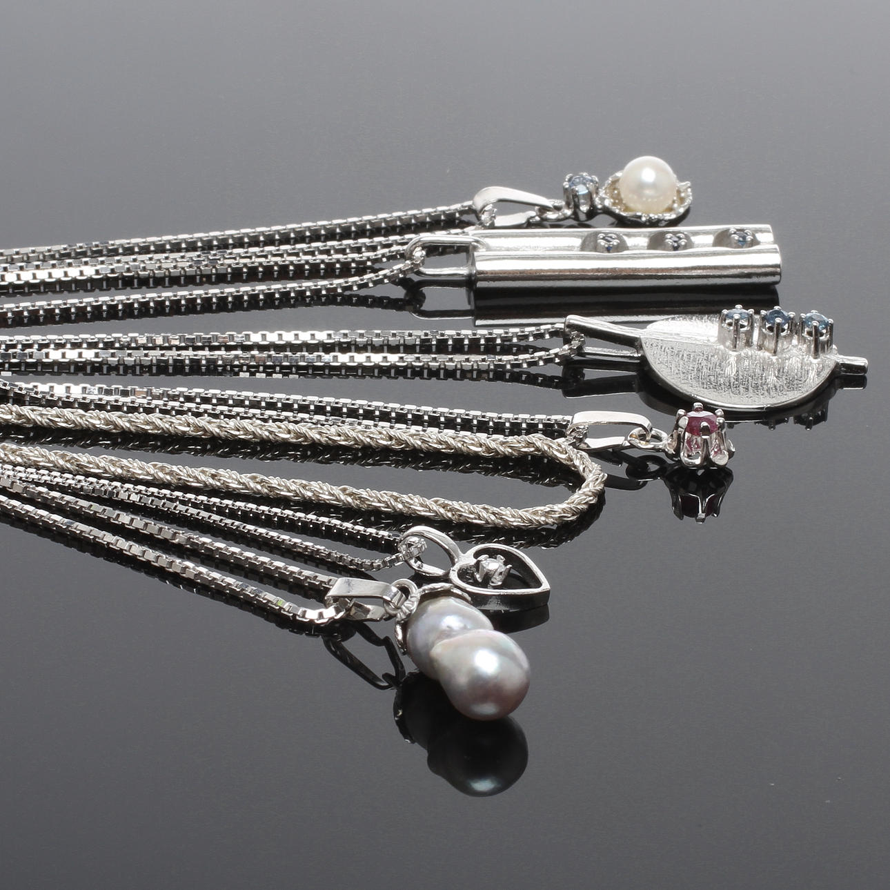 HALSSMYCKEN, 7 delar, silver med slipade stenar samt odlade pärlor, 1900-talets andra hälft.